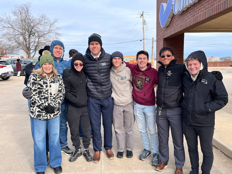 Missionários sorriem enquanto servem voluntariamente no desfile do Dia de Martin Luther King Jr. no sábado, 19 de janeiro de 2025, na cidade de Oklahoma, Oklahoma.
