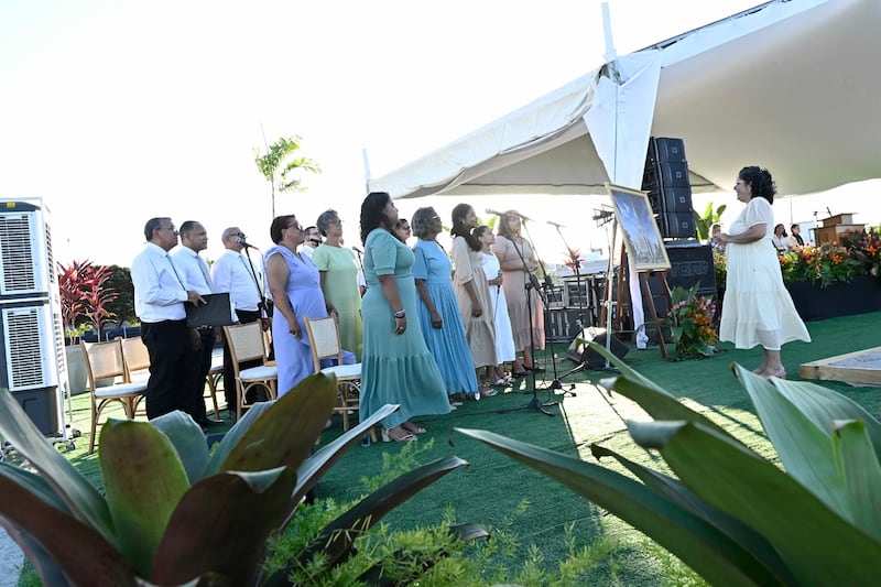 Um coro canta durante a cerimônia de inauguração do Templo de Maceió Brasil.