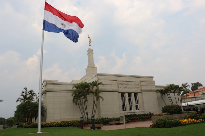 Originalmente dedicado em 2002 pelo presidente Gordon B. Hinckley, o Templo de Assunção Paraguai foi rededicado no dia 3 de novembro, 2019, pelo élder D. Todd Christofferson.