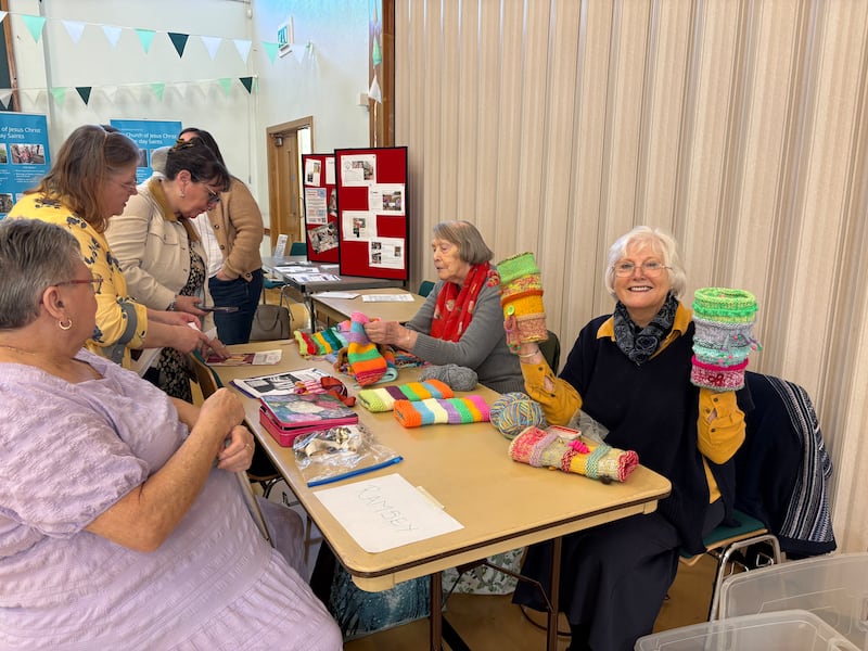 Membros da Sociedade de Socorro do Ramo Ramsay confeccionam "Fiddlemuffs" para pacientes com demência nas unidades geriátricas do Hospital Addenbrookes durante um dia de serviço em Northampton, Inglaterra, 14 de março de 2026.