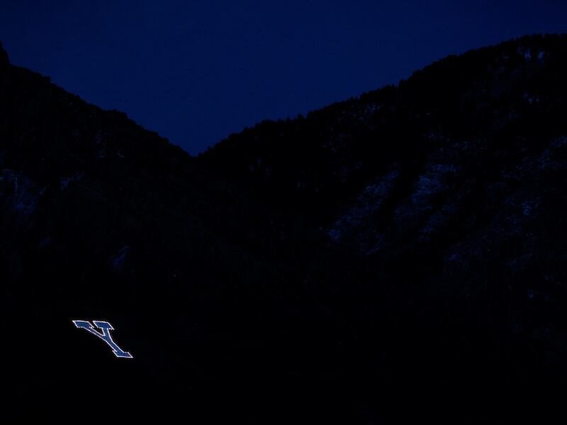 A BYU acende o "Y" para homenagear o Presidente Jeffrey R. Holland, presidente do Quórum dos Doze Apóstolos, no dia de seu funeral, na quarta-feira, 31 de dezembro de 2025.