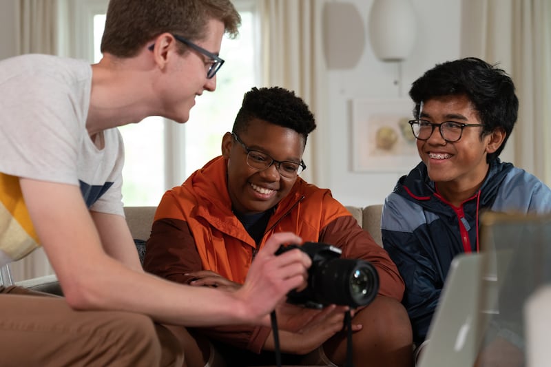 Joshua, à esquerda, um sacerdote de uma estaca piloto em Columbus, Ohio, compartilhou seu amor por filmagens com o seu quórum. Juntos, eles fizeram um vídeo para uma atividade que fazia parte do programa para Crianças e Jovens.