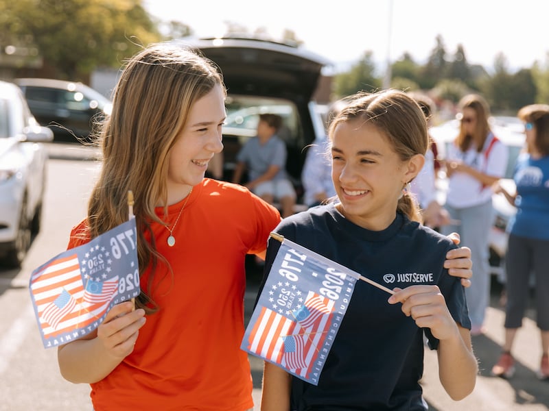 Voluntários da JustServe celebram a entrega de um caminhão carregado de alimentos de A Igreja de Jesus Cristo dos Santos dos Últimos Dias até a despensa de alimentos Partners INW no Vale de Spokane, Washington, na quinta-feira, 25 de junho de 2026.