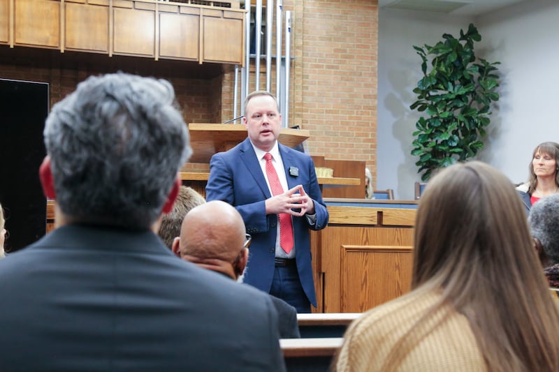 O Presidente Justin Matthews fala com o Grupo do Colorado Pertencer dentro da capela do Centro de Estaca de Littleton durante o tour da capela em 8 de dezembro de 2025, em Denver, Colorado.