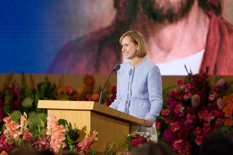 A irmã Amy A. Wright, primeira conselheira na presidência geral da Primária e membro do Conselho Executivo Missionário da Igreja, discursa durante o Seminário de 2026 para Novos Líderes de Missão na sexta-feira, 19 de junho de 2026, no Centro de Treinamento Missionário de Provo, em Provo, Utah.