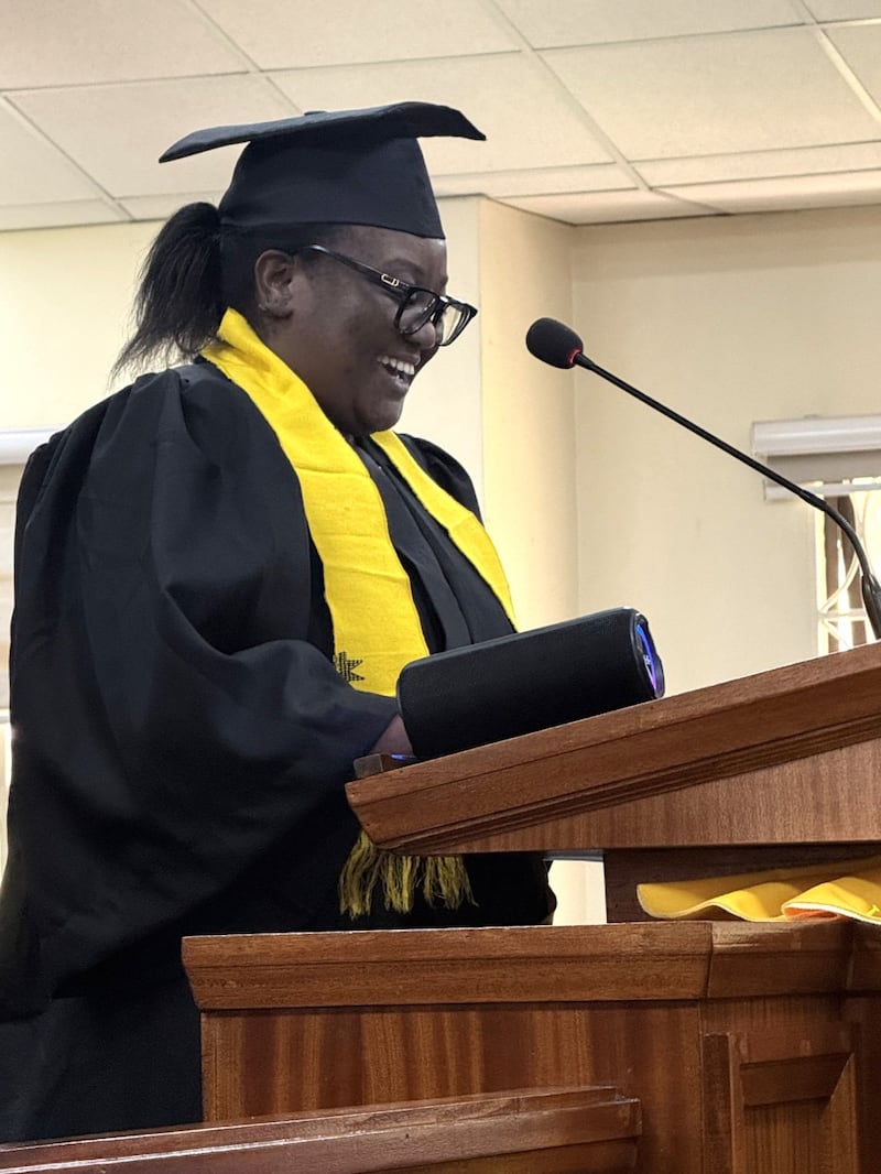 A oradora da turma Felina Alumande discursa durante a Cerimônia de Conclusão da BYU Pathway em Nairóbi, Quênia. 25 de abril de 2026.
