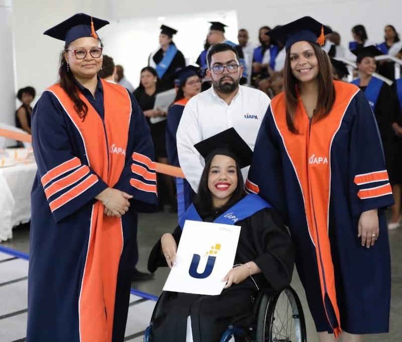 Sidney Peralta recebe um diploma de psicologia industrial da Open University for Adults.