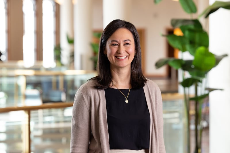 Irmã Kristin M. Yee discursa no Centro de Conferências em Salt Lake City durante a filmagem do devocional mundial da Sociedade de Socorro de 2026.