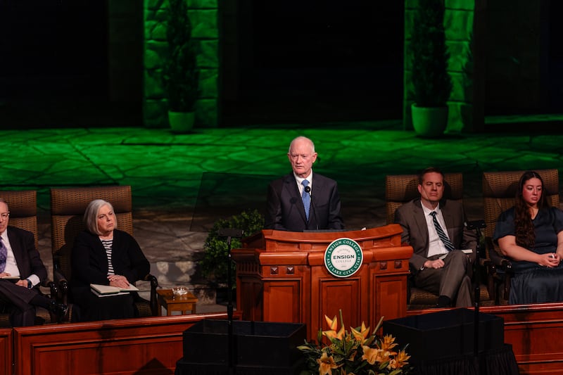 Elder Kim B. Clark, um Autoridade Geral Emérita e ex-comissário de educação da Igreja, fala aos alunos da Ensign College em 28 de outubro de 2025.
