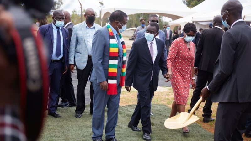 Elder Edward Dube, um Setenta Autoridade Geral e primeiro conselheiro da presidência da Área África Sul, à direita, e Sua Excelência Emmerson Mnangagwa, Presidente da República do Zimbábue, à esquerda, na cerimônia de início das obras do Templo de Harare Zimbábue no sábado, 12 de dezembro de 2020.