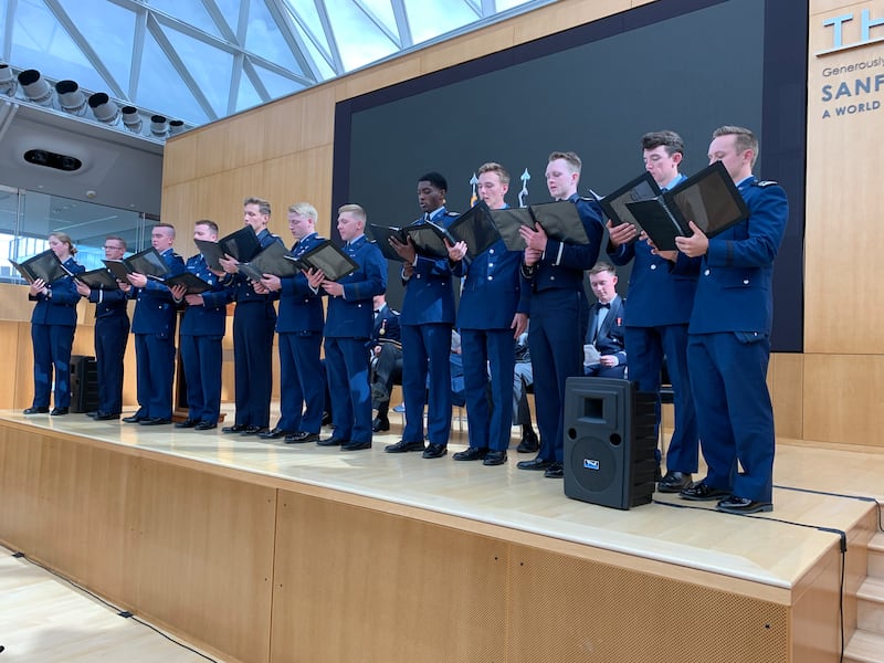 Um coro de cadetes canta no Polaris Hall no campus da USAFA em Colorado Springs, Colorado, domingo, 24 de maio de 2026.