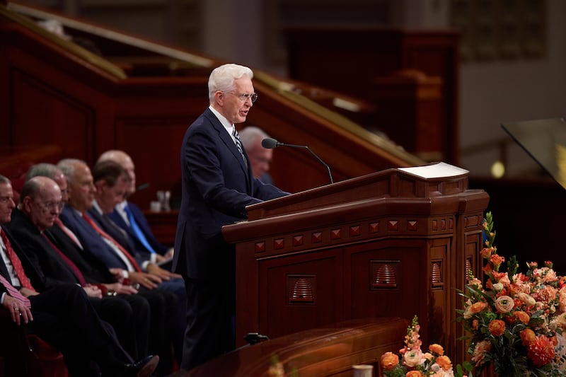 Presidente D. Todd Christofferson, segundo conselheiro da Primeira Presidência, fala durante a sessão de sábado pela manhã da 196ª Conferência Geral Semestral de A Igreja de Jesus Cristo dos Santos dos Últimos Dias no Centro de Conferências em Salt Lake City em 3 de outubro de 2026.