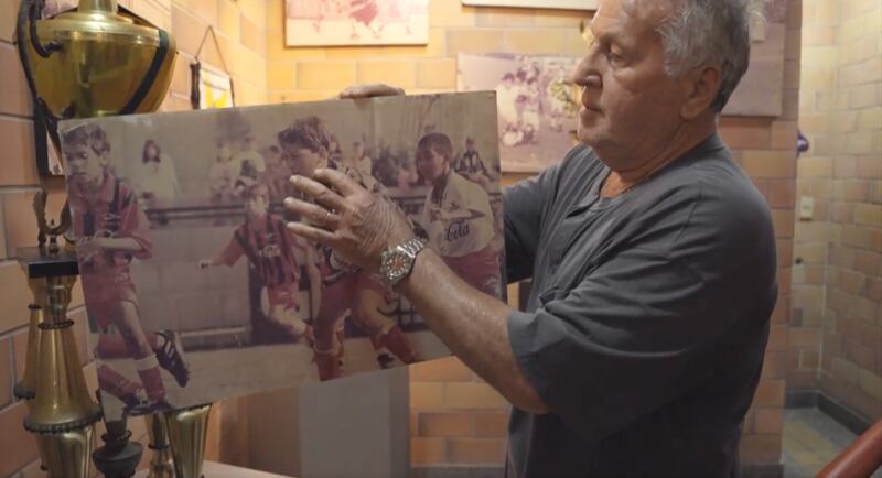 O astro brasileiro do futebol Zico mostra uma foto de si mesmo quando criança durante seu discurso principal virtual do RootsTech, disponibilizado no FamilySearch.org em 13 de fevereiro de 2026.