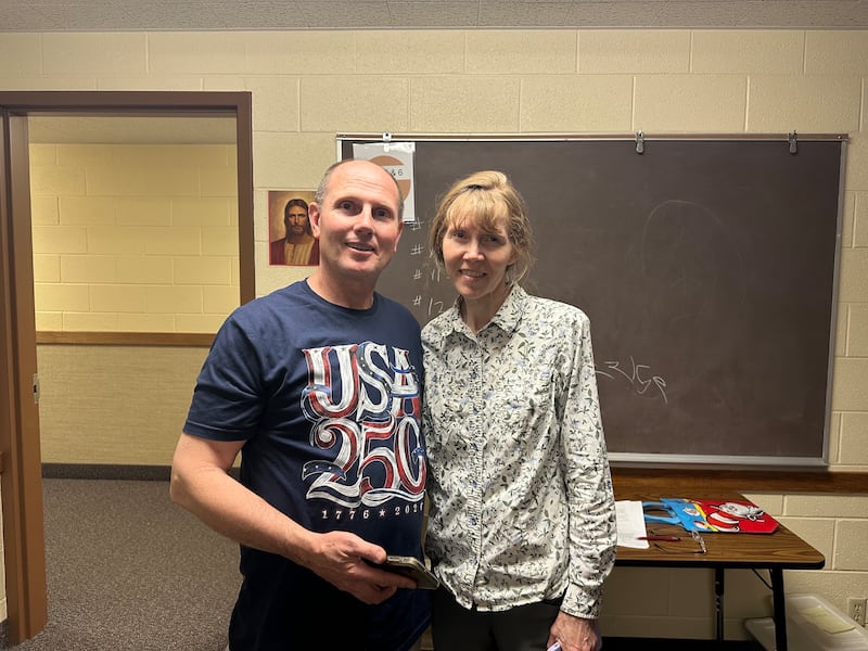 Arlin e Nancy Peterson posam para uma foto durante uma atividade da Estaca de Pueblo Colorado para os evacuados do incêndio florestal Aspen Acres em 10 de julho de 2026.