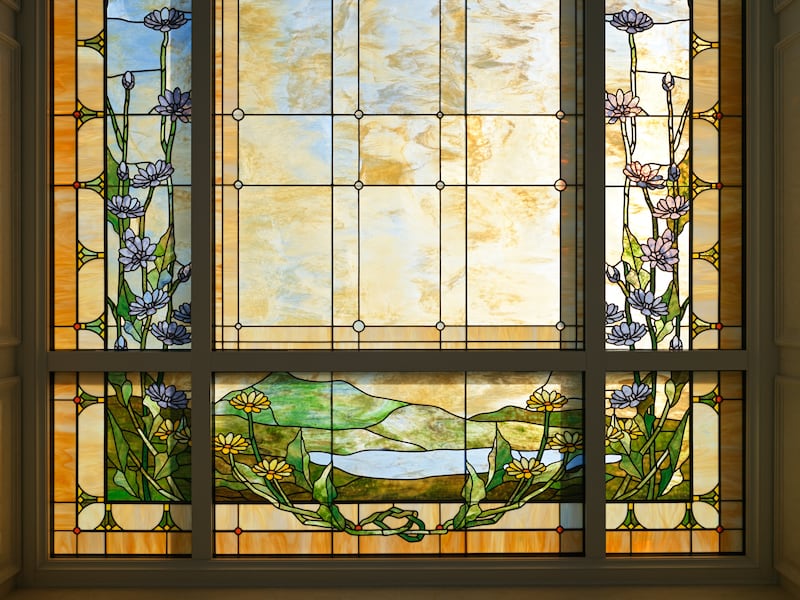 Uma janela de vidro artístico no interior do Templo de Montpelier, Idaho.