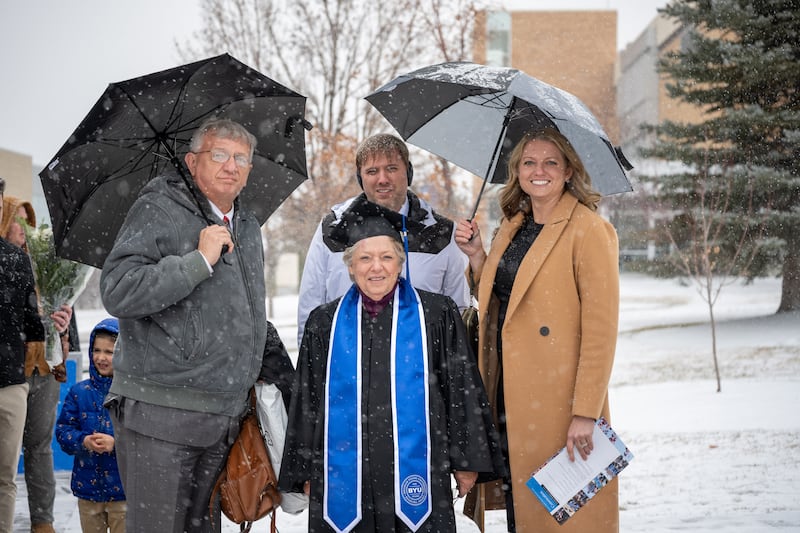 Os formandos da BYU–Idaho celebram com seus entes queridos fora do BYU–I Center após a formatura de Rexburg, Idaho, na quinta-feira, 18 de dezembro de 2025.