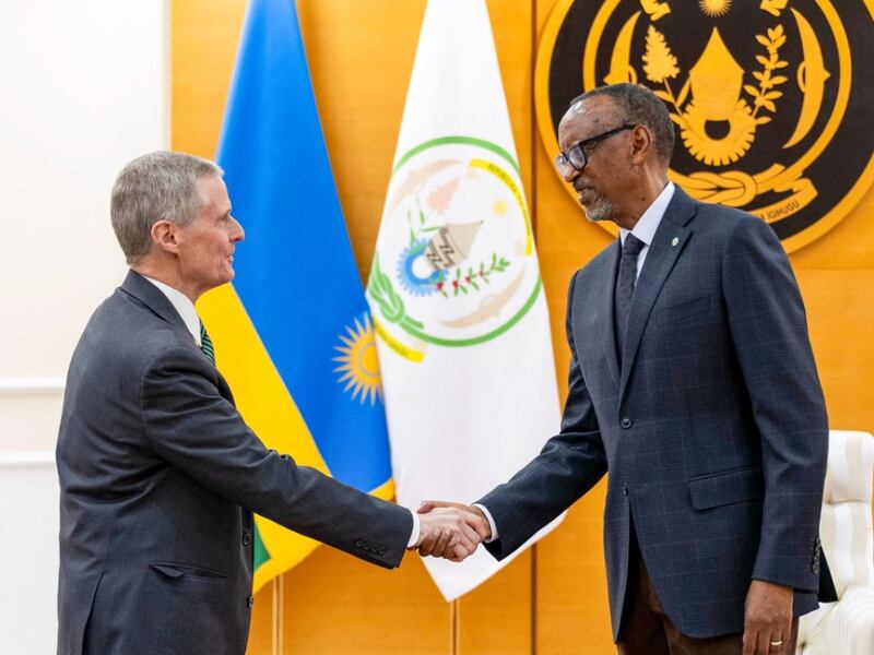 Elder David A. Bednar aperta a mão do Presidente de Ruanda, Paul Kagame, na Vila Urugwiro em Ruanda no dia 18 de março de 2026.