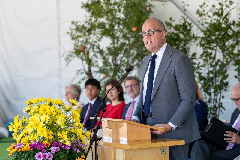 Élder James W. McConkie III — um Setenta Autoridade Geral e membro da presidência da Área Europa Central — fala na cerimônia de lançamento da primeira pedra do Templo de Barcelona Espanha no sábado, 19 de setembro de 2026, em Barcelona, Catalunha, Espanha.