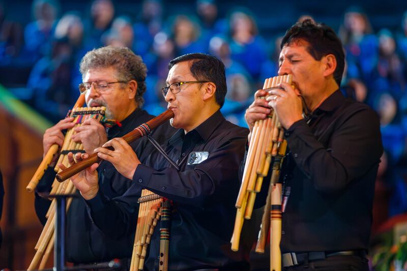 Músicos tocam música da América Latina durante um ensaio geral para "Luz de las Naciones" em Salt Lake City, Utah, em 3 de novembro de 2025.