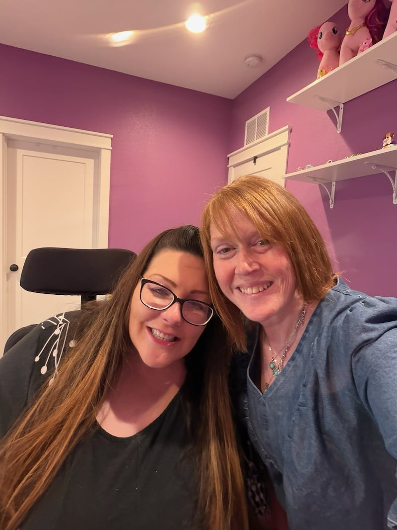 Nikki Peterson, à direita, faz uma pose com Angela Holmes na casa de Peterson em 11 de julho de 2026.