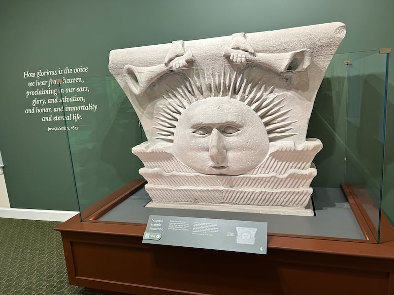 Uma das pedras solares remanescentes do Templo de Nauvoo está em exibição no novo Centro de Visitantes do Templo de Nauvoo em Nauvoo, Illinois, em 26 de junho de 2026.