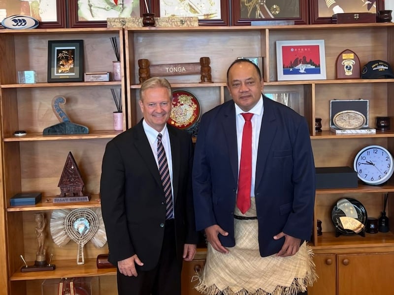 Élder K. Brett Nattress, presidente da Área do Pacífico, se reúne com o primeiro-ministro tonganês, Hu’akavameiliku Siaosi Sovaleni, na quinta-feira, 1° de setembro de 2022, em Nuku’alofa, Tonga.