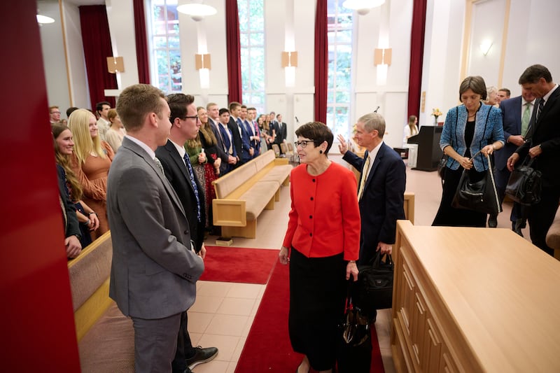 Élder David A. Bednar e a irmã Susan Bednar participam de uma reunião com os missionários da Missão Hungria-Romênia em Bucareste, Romênia, no sábado, 15 de outubro de 2022.