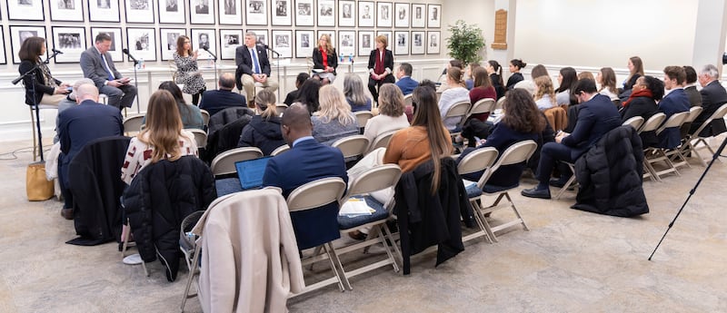 Sharon Eubank, a diretora de Serviços Humanitários da Igreja que está de saída, e Elissa Gifford, a diretora que está entrando, participam do painel em Washington, D.C., na quarta-feira, 18 de março.