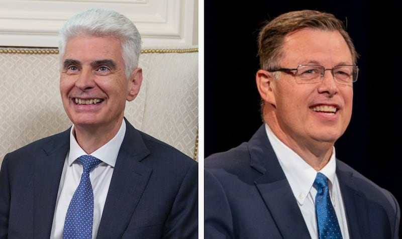À esquerda, Elder Gérald Caussé fala do Edifício Memorial Joseph Smith na Praça do Templo em Salt Lake City em 6 de novembro de 2025; À direita, Elder Clark G. Gilbert fala em um devocional da BYU–Idaho em Rexburg, Idaho, em 23 de setembro de 2025.