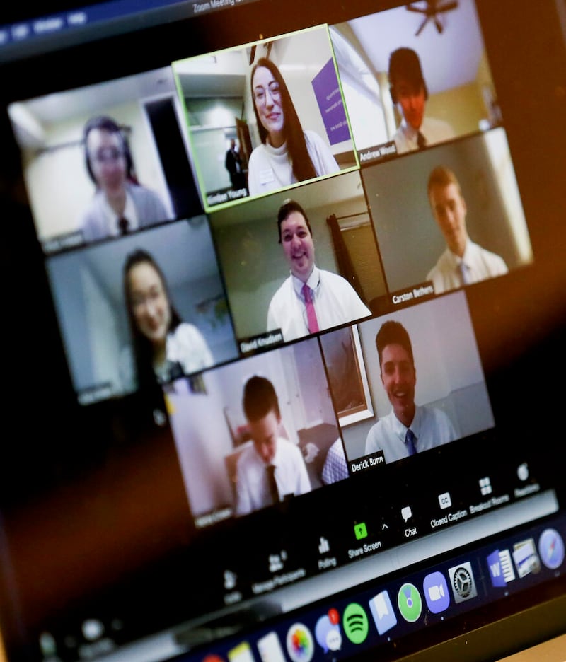 Irmã Kimber Young, no centro superior, ensina missionários em treinamento mandarim por videoconferência no Centro de Treinamento de Missionários de Provo na quarta-feira, 25 de março de 2020.