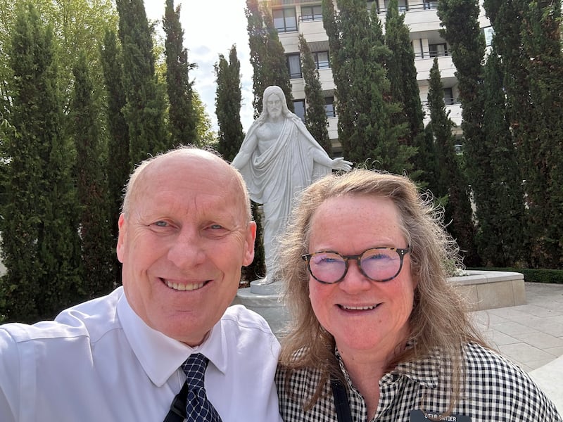 Phil Snyder e Delys Snyder tiram uma selfie nos jardins do Templo de Paris, França.