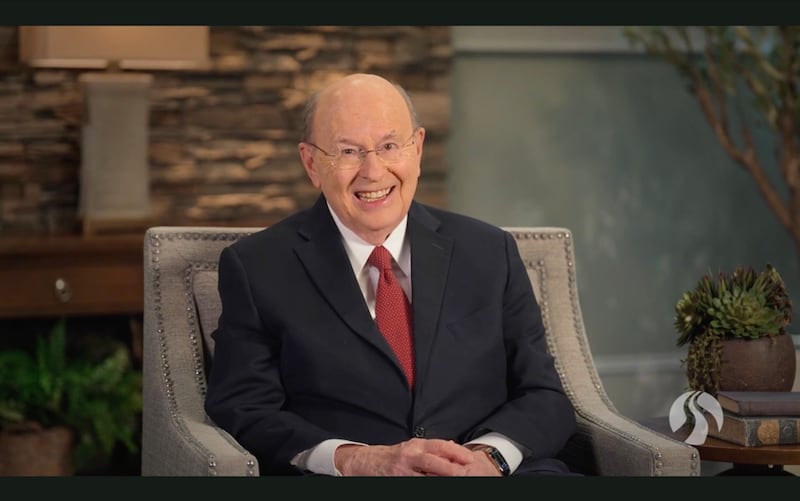Élder Quentin L. Cook do Quórum dos Doze Apóstolos fala durante o devocional da transmissão BYU–Pathway Worldwide na sexta-feira, 31 de julho de 2026.
