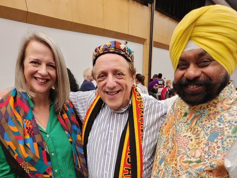 Vários membros da comunidade inter-religiosa se reúnem no evento multirreligioso em Melbourne, Austrália, dia 7 de junho de 2023.
