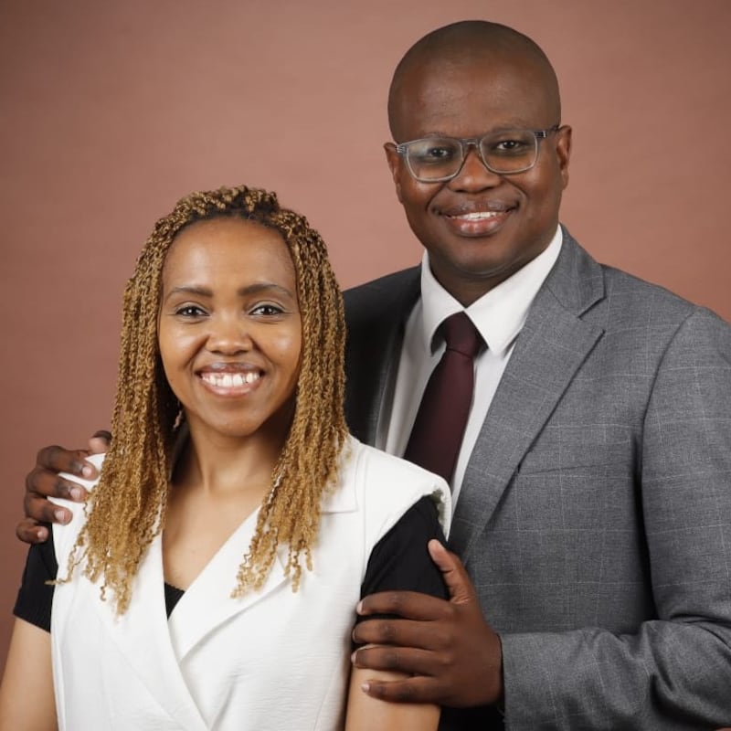 Kuviwe Mahlangabeza e Thobeka Mahlangabeza, que servirão como presidente e companheira da Missão África do Sul Pretória a partir de julho de 2026.