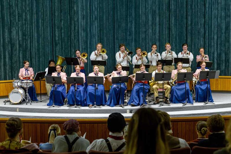 Missionários se apresentam na banda de música na histórica Nauvoo, Illinois.