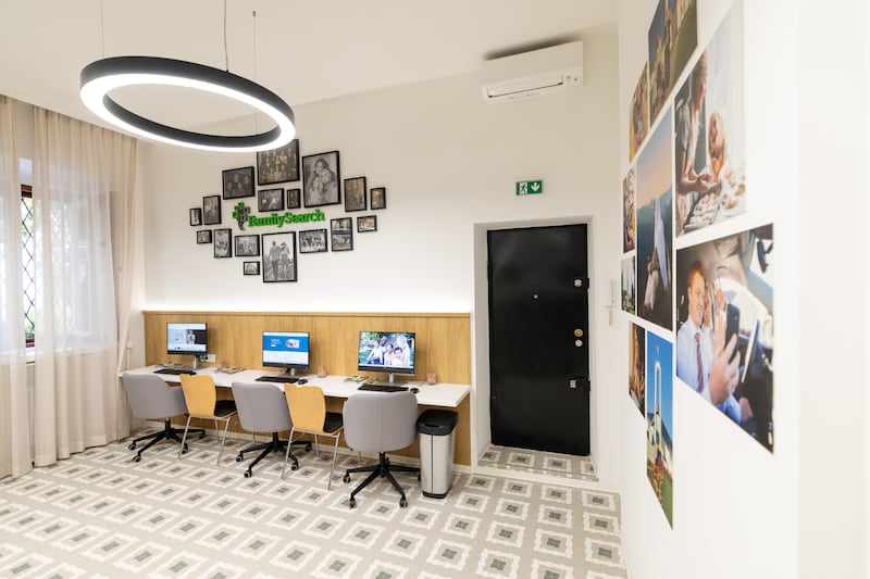 O centro FamilySearch, parte do centro de visitantes Nowy Świat em Varsóvia, Polônia, é o segundo centro FamilySearch na capital polonesa.