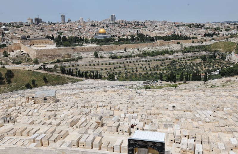 A Cidade Velha e as lápides no Monte das Oliveiras em Jerusalém, Israel, no domingo, 23 de abril de 2023.