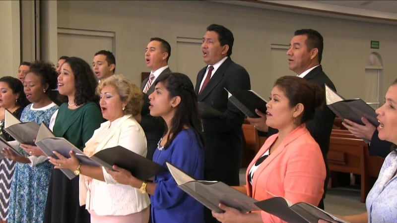 Um coro do México canta “Cantando Louvamos”, transmitido durante a sessão da manhã de domingo da 191ª Conferência Geral Anual de A Igreja de Jesus Cristo dos Santos dos Últimos Dias em 4 de abril de 2021.