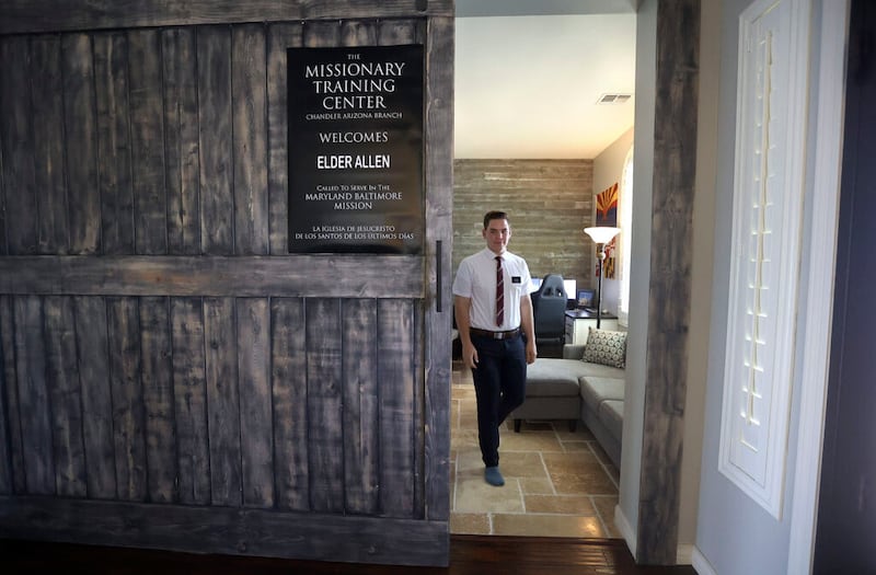 Élder Clint Allen Jr. sai de um escritório em sua casa após terminar uma sessão matinal de treinamento missionário online, em Chandler, Arizona, na quinta-feira, dia 12 de agosto de 2021. Ele irá para o Centro de Treinamento Missionário de Provo para concluir seu treinamento presencialmente durante um mês.