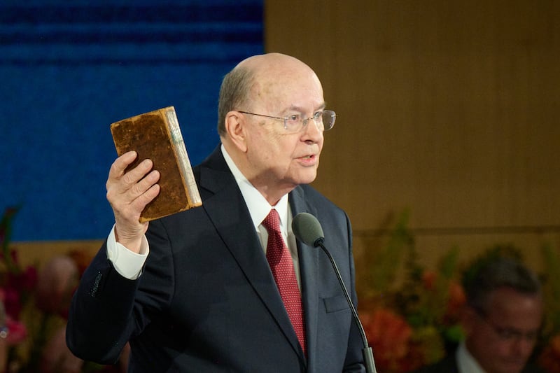 Élder Quentin L. Cook do Quórum dos Doze Apóstolos segura uma cópia da primeira edição de 1830 do Livro de Mórmon enquanto fala no Seminário de 2026 para Novos Líderes de Missão no Centro de Treinamento Missionário de Provo em Provo, Utah, em 19 de junho de 2026.