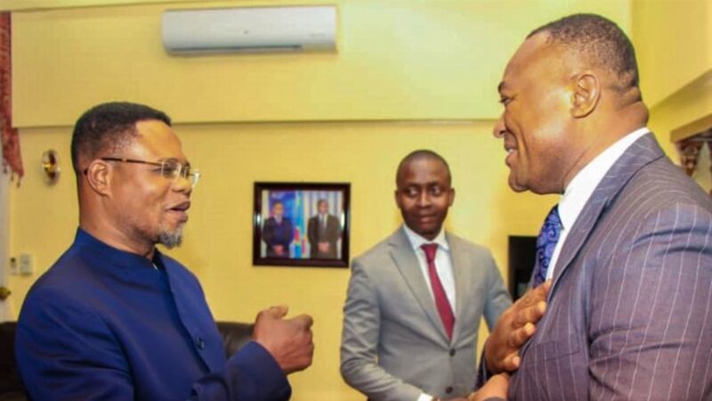 O ministro de Tecnologia do Congo, Desiré Kolongele Eberande, à esquerda, e Élder Thierry K. Mutombo, Setenta Autoridade Geral e segundo conselheiro na presidência da Área África Central da Igreja, se cumprimentam em 8 de fevereiro de 2022.