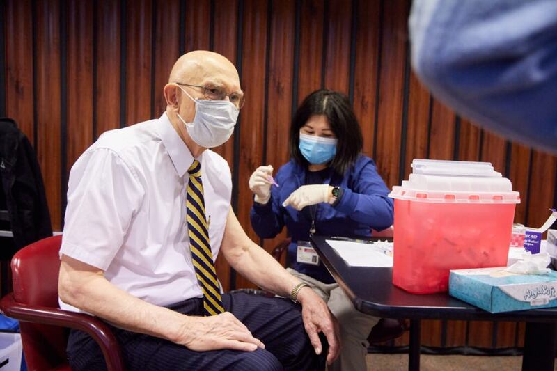 Presidente Dallin H. Oaks, da Primeira Presidência, recebe a primeira dose da vacina contra a COVID-19 na terça-feira, dia 19 de janeiro de 2021, em Salt Lake City.