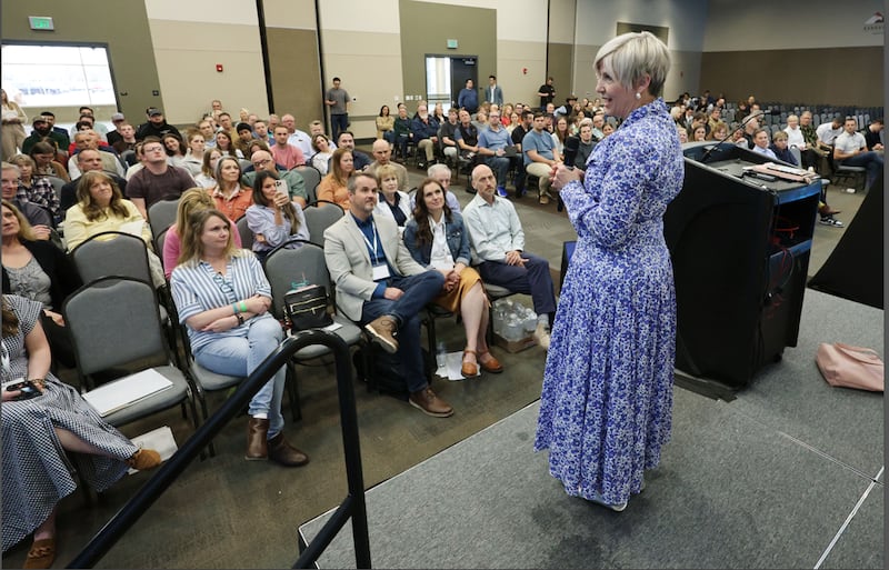 A Presidente Geral das Moças Emily Belle Freeman faz o discurso principal de encerramento na Conferência da Coalizão de Utah Contra a Pornografia de 2026 em Sandy, Utah, no sábado, 14 de março de 2026.