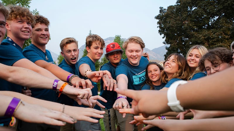 Um grupo de jovens participa de uma atividade em uma conferência Para a Força da Juventude ou FSY.