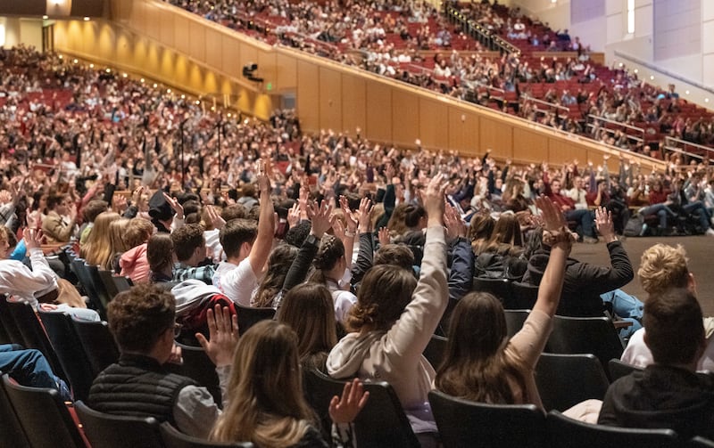 Alunos e professores da BYU-Idaho respondem à pergunta da presidente geral das Moças, Bonnie H. Cordon, no segundo devocional da universidade do semestre do inverno de 2023 na terça-feira, 17 de janeiro de 2023.