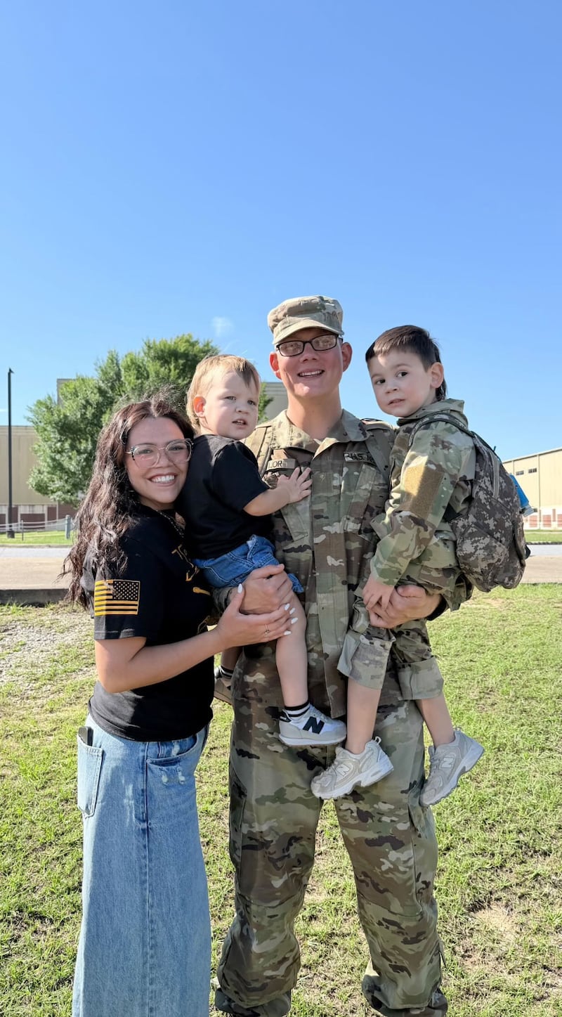 Cambrie e Jadrian Taylor, juntamente com seus dois filhos Jadrian Jr. e Booker em Sant Tan Valley, Arizona, 15 de maio de 2026.