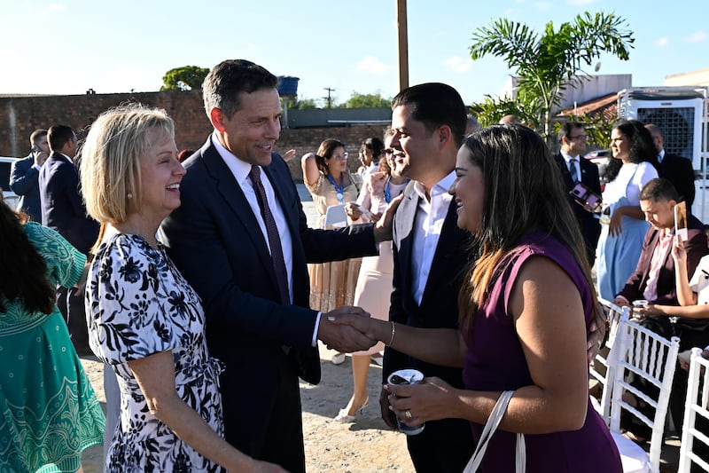 Élder B. Corey Cuvelier da presidência da Área Brasil e sua esposa, Irmã Wendi Cuvelier, cumprimentam os convidados na cerimônia de lançamento da pedra fundamental do Templo Brasil Maceió.