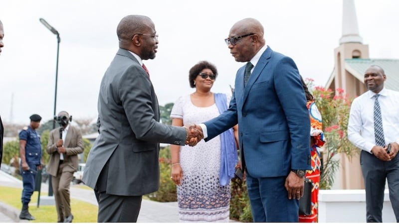 Líderes da Igreja e do governo cumprimentam-se em um centro de estaca em Kinshasa, República Democrática do Congo, em 3 de setembro de 2026.