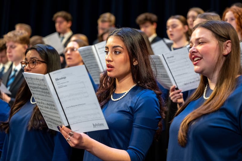 Membros de um coro estudantil na BYU–Idaho cantam em o devocional com Elder Aaron T. Hall, Setenta Autoridade Geral, em Rexburg, Idaho, na terça-feira, 3 de março de 2026.