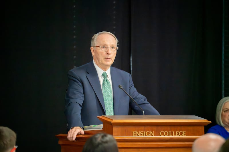 President Bruce C. Kusch fala durante o devocional do Ensign Campus em Salt Lake City em 22 de setembro de 2026.